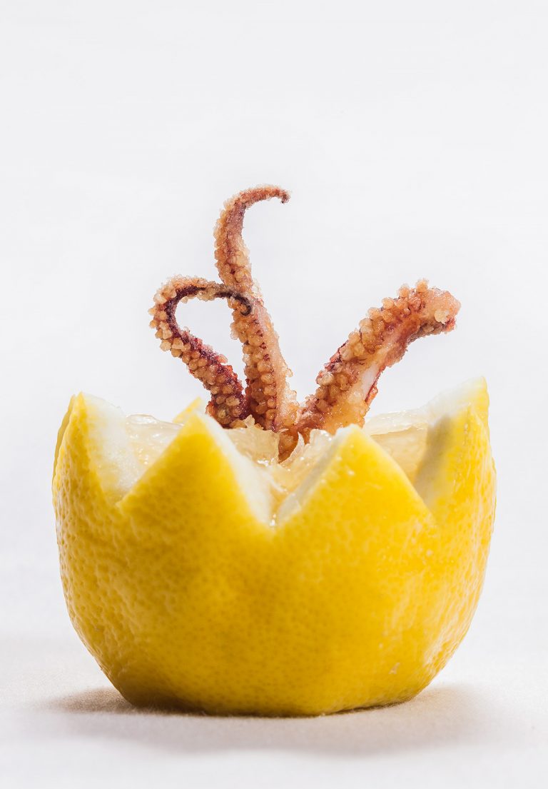 Calamar fresco frito enterrado en un limón